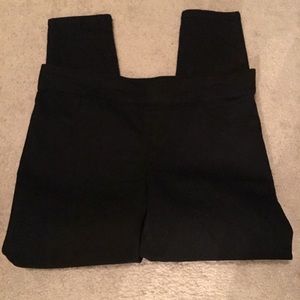 Elle Black pull on Black on skinny jeggings